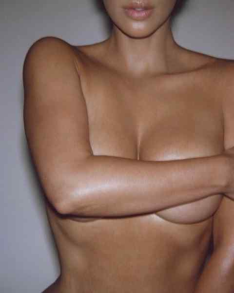 Kim Kardashian, sus fotos desnuda para promocionar su nuevo perfume. 6
