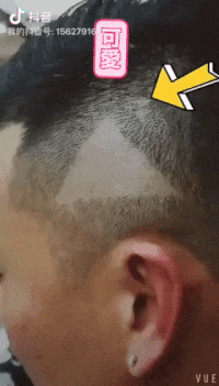 Peluquero Chino deja a un cliente un triangulo del Play en la cabeza después de que le mostrara el peinado que quería en un vídeo pausado. 5