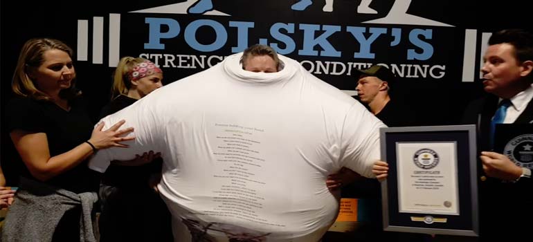 Nuevo récord Guinness, se pone 260 camisetas a la vez. 3