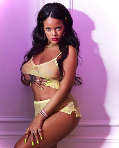 Rihanna posa con la lencería que ella misma ha diseñado. 7