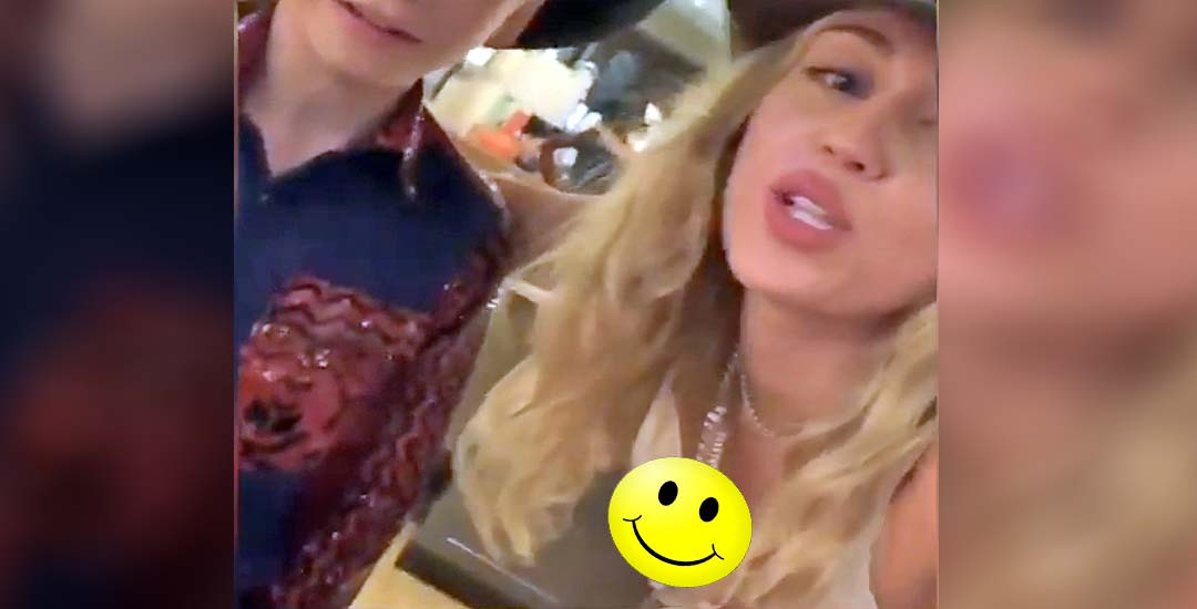 Miley Cyrus enseña el pecho en uno de sus vídeos en redes sociales. 21
