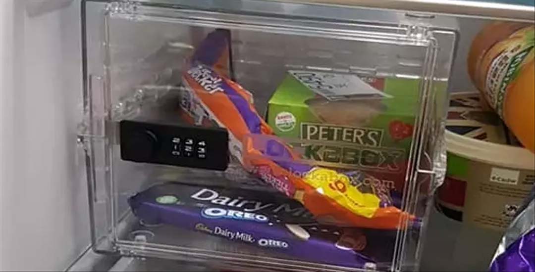 Pone una caja fuerte en el frigorífico para que su novia no se coma sus chocolates. 8