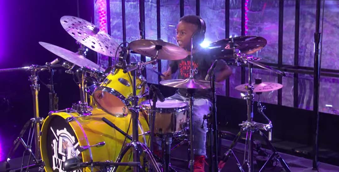 Lenny Kravitz da una sorpresa a un fan de solo 5 años que toca la batería de lujo. 7