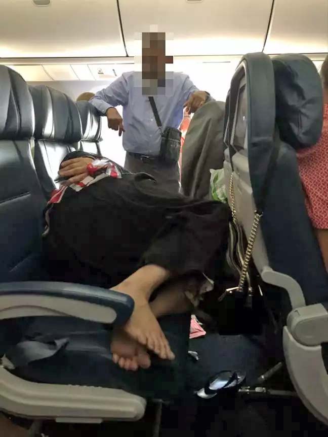 Pasa 6 horas de pie en un avión para que su mujer duerma. 5