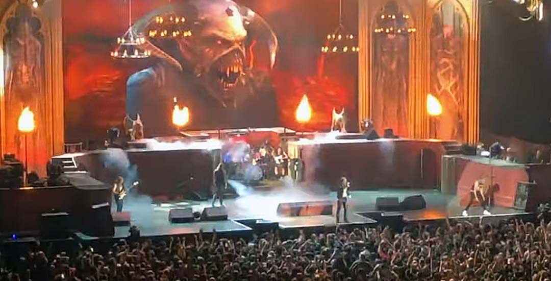 A Janick Gers guitarrista de Iron Maiden, se le cae la guitarra durante un concierto 5