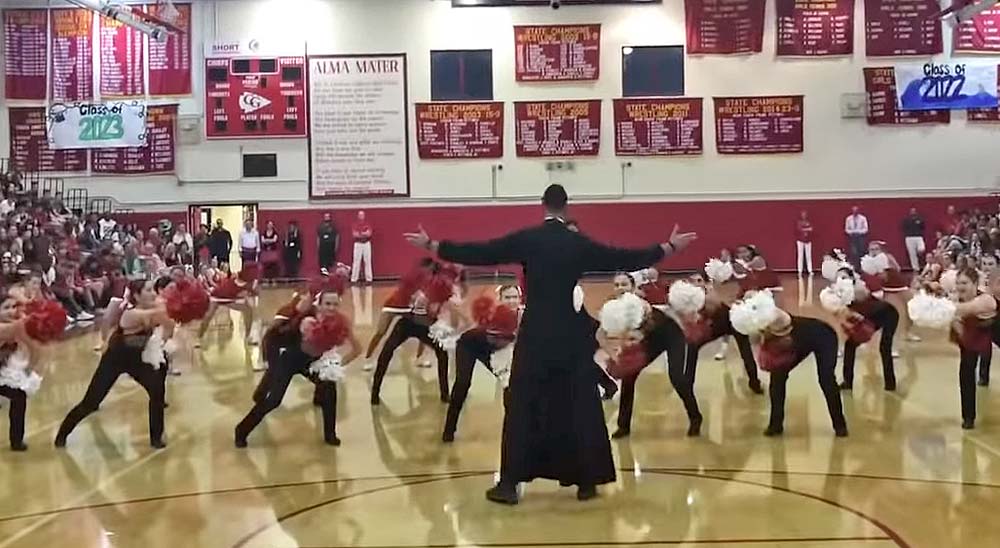 El Padre Rivera sale a bailar con las animadoras 3