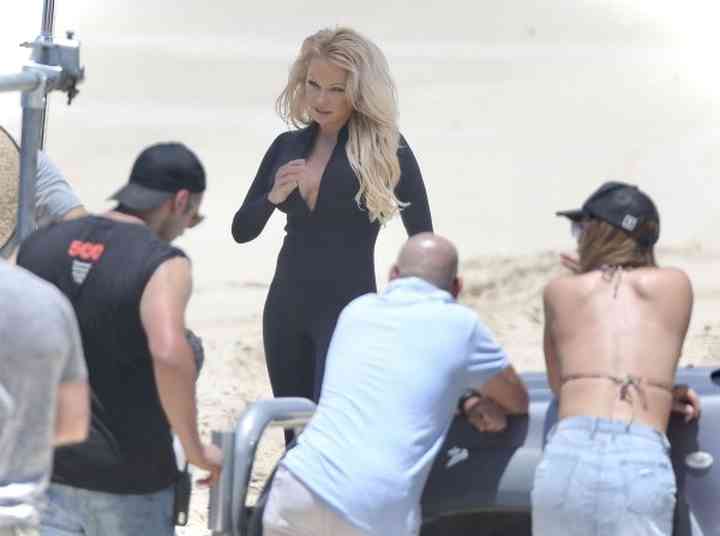 22 Fotos de Pamela Anderson luciendo espectacular figura en la playa 13