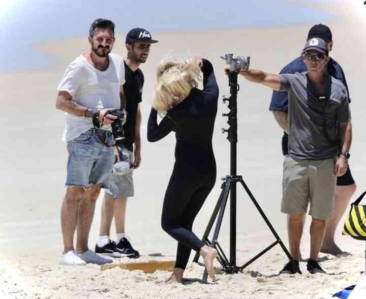 22 Fotos de Pamela Anderson luciendo espectacular figura en la playa 19