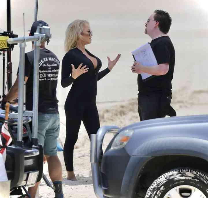 22 Fotos de Pamela Anderson luciendo espectacular figura en la playa 22