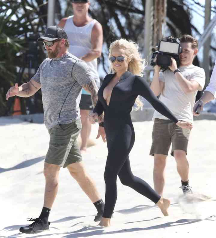 22 Fotos de Pamela Anderson luciendo espectacular figura en la playa 36