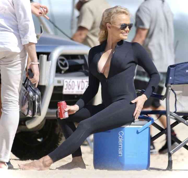 22 Fotos de Pamela Anderson luciendo espectacular figura en la playa 16