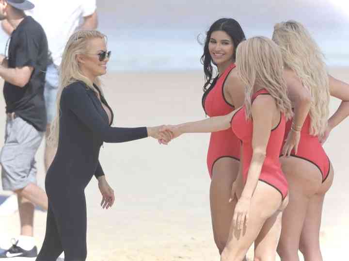 22 Fotos de Pamela Anderson luciendo espectacular figura en la playa 18