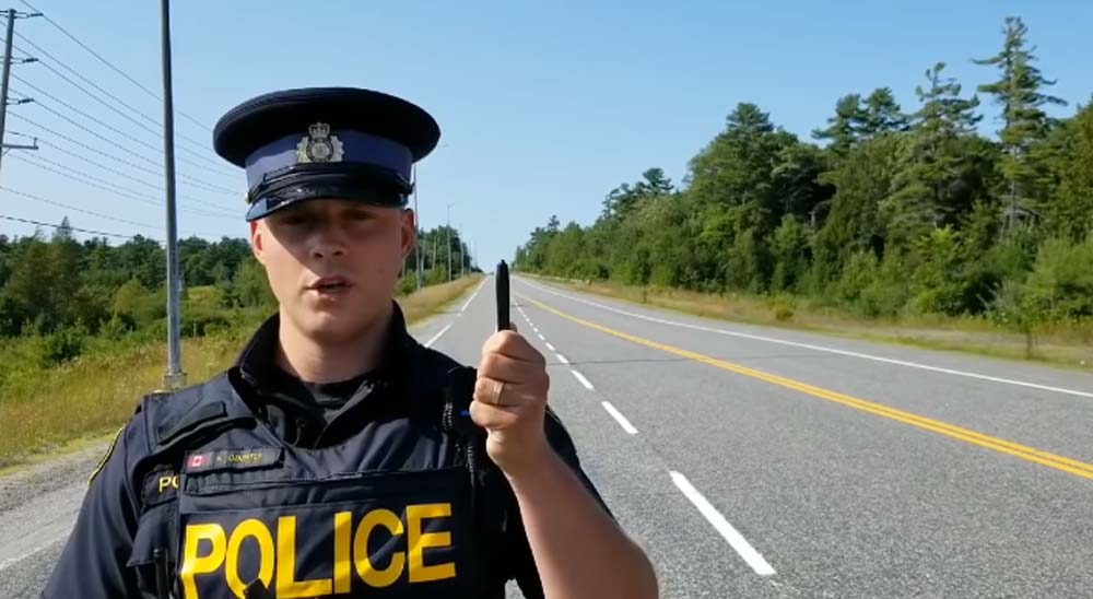Policía demuestra lo fácil que es no ver una moto en la carretera 28