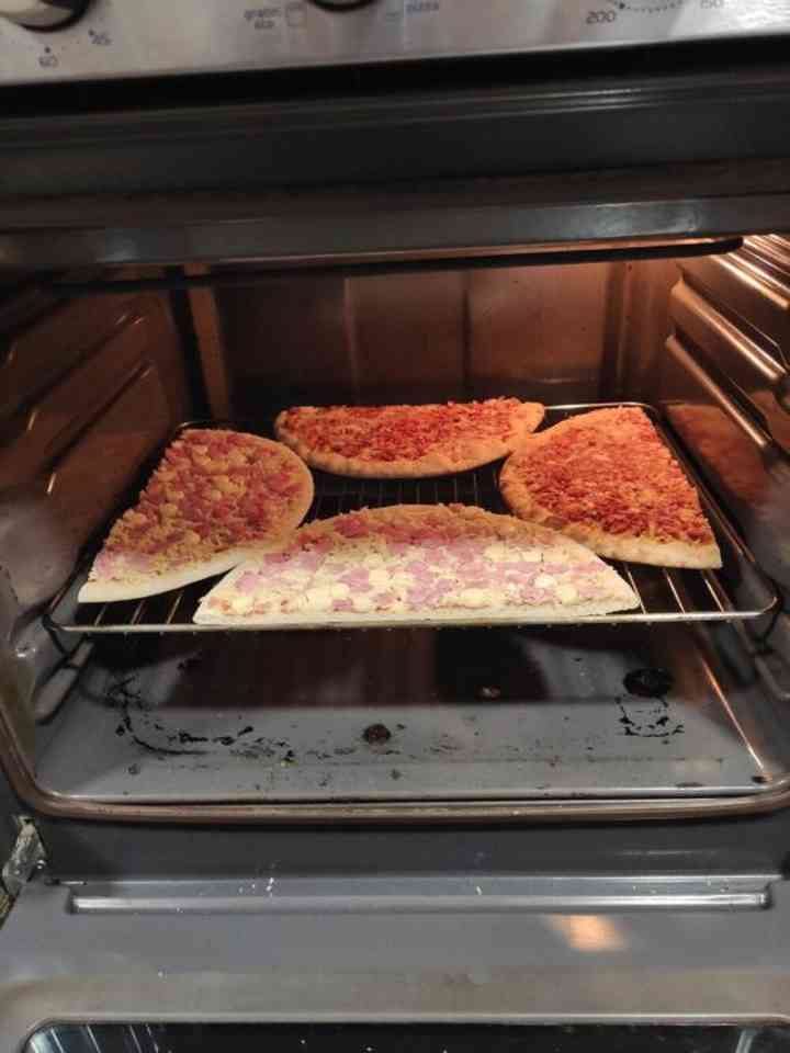 El truco del día para meter dos pizzas en el horno 1